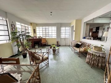 Casa ideal uso comercial sobre Avenida Calchaqui