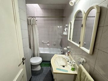Casa ideal uso comercial sobre Avenida Calchaqui