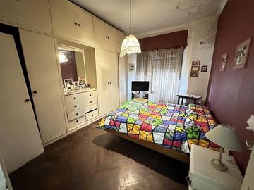 Casa ideal uso comercial sobre Avenida Calchaqui