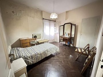 Casa ideal uso comercial sobre Avenida Calchaqui