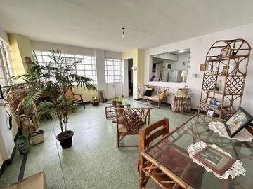 Casa ideal uso comercial sobre Avenida Calchaqui