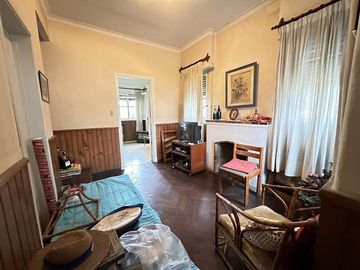 Casa ideal uso comercial sobre Avenida Calchaqui