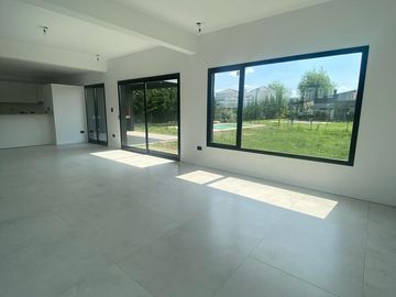 Casa en venta 4 ambientes en Barrio Privado Los Talas