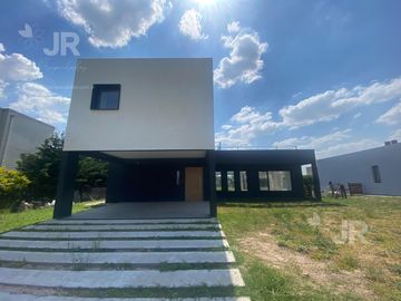 Casa en venta 4 ambientes en Barrio Privado Los Talas