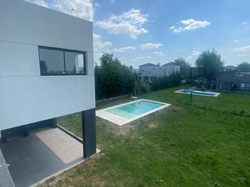 Casa en venta 4 ambientes en Barrio Privado Los Talas