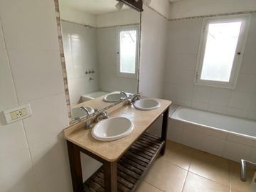 Casa en venta con renta - Barrio Brickland, Canning