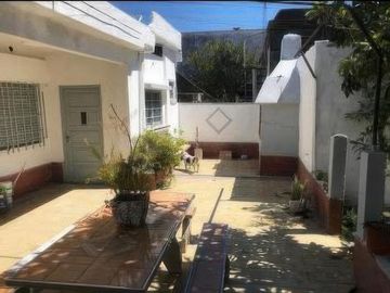 Casa en venta - 2 Dormitorios 2 Baños - Cochera - Haedo, Morón