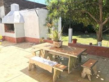 Casa en venta - 2 Dormitorios 2 Baños - Cochera - Haedo, Morón