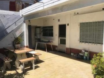 Casa en venta - 2 Dormitorios 2 Baños - Cochera - Haedo, Morón