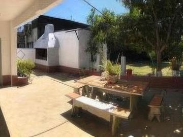 Casa en venta - 2 Dormitorios 2 Baños - Cochera - Haedo, Morón