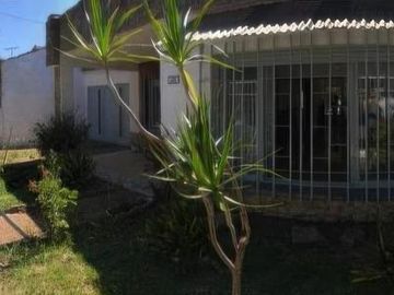 Casa en venta - 2 Dormitorios 2 Baños - Cochera - Haedo, Morón