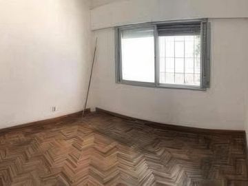 Casa en venta - 2 Dormitorios 2 Baños - Cochera - Haedo, Morón