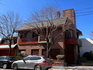 VENTA • CASA • 5 AMBIENTES • BARRIO NAON • MATADEROS