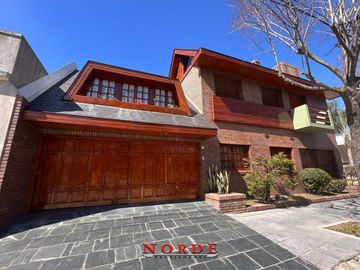 VENTA • CASA • 5 AMBIENTES • BARRIO NAON • MATADEROS