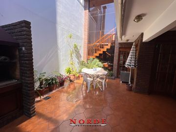 VENTA • CASA • 5 AMBIENTES • BARRIO NAON • MATADEROS