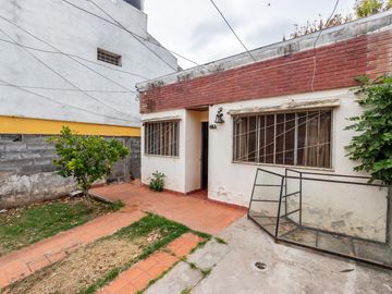 VENTA CASA DOS DORMITORIOS  BARRIO LA FLORIDA