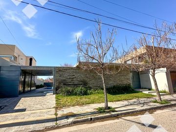 Venta de Casa con pileta en Jardines de Rey, Neuquén