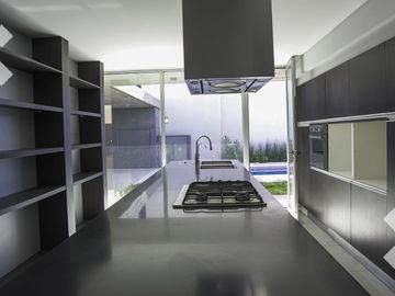 Venta de Casa con pileta en Jardines de Rey, Neuquén