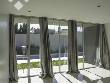 Venta de Casa con pileta en Jardines de Rey, Neuquén