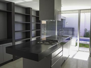 Venta de Casa con pileta en Jardines de Rey, Neuquén