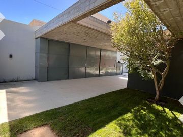 Venta de Casa con pileta en Jardines de Rey, Neuquén