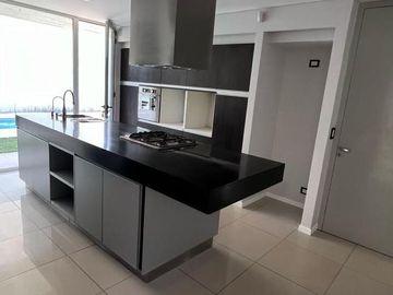 Venta de Casa con pileta en Jardines de Rey, Neuquén
