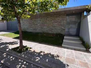 Venta de Casa con pileta en Jardines de Rey, Neuquén