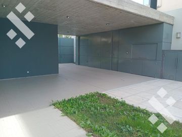 Venta de Casa con pileta en Jardines de Rey, Neuquén