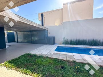 Venta de Casa con pileta en Jardines de Rey, Neuquén