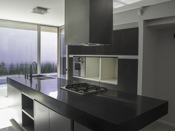 Venta de Casa con pileta en Jardines de Rey, Neuquén