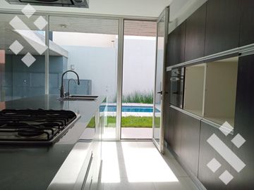 Venta de Casa con pileta en Jardines de Rey, Neuquén