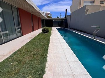 Venta de Casa con pileta en Jardines de Rey, Neuquén