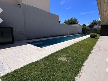 Venta de Casa con pileta en Jardines de Rey, Neuquén