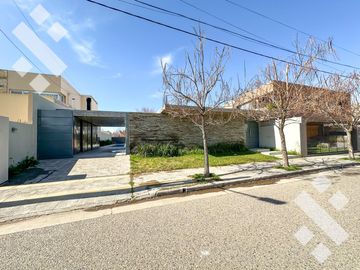 Venta de Casa con pileta en Jardines de Rey, Neuquén