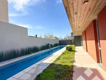 Venta de Casa con pileta en Jardines de Rey, Neuquén