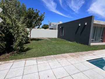 Venta de Casa con pileta en Jardines de Rey, Neuquén