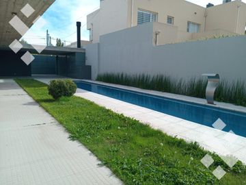 Venta de Casa con pileta en Jardines de Rey, Neuquén
