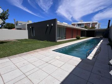 Venta de Casa con pileta en Jardines de Rey, Neuquén