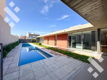 Venta de Casa con pileta en Jardines de Rey, Neuquén