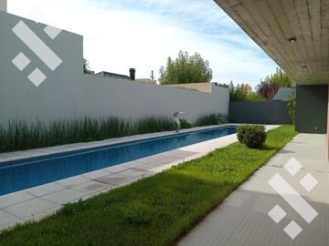 Venta de Casa con pileta en Jardines de Rey, Neuquén