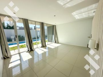 Venta de Casa con pileta en Jardines de Rey, Neuquén