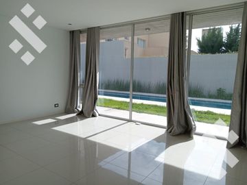 Venta de Casa con pileta en Jardines de Rey, Neuquén
