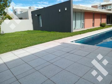Venta de Casa con pileta en Jardines de Rey, Neuquén