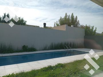 Venta de Casa con pileta en Jardines de Rey, Neuquén