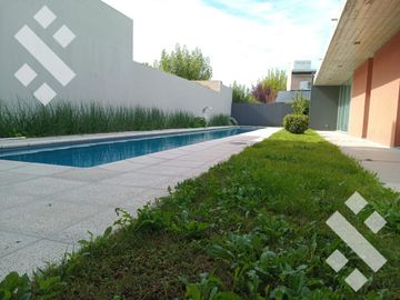 Venta de Casa con pileta en Jardines de Rey, Neuquén