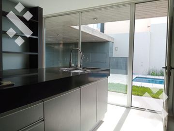 Venta de Casa con pileta en Jardines de Rey, Neuquén