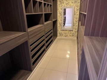Venta de Casa con pileta en Jardines de Rey, Neuquén