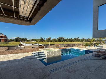 Casa en venta con 4 suites, amarra y salida al río en El Yacht, Nordelta