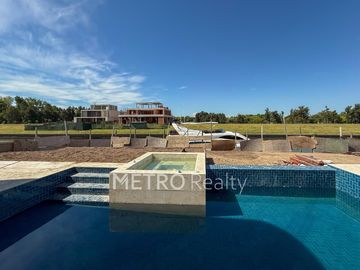 Casa en venta con 4 suites, amarra y salida al río en El Yacht, Nordelta