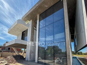 Casa en venta con 4 suites, amarra y salida al río en El Yacht, Nordelta
